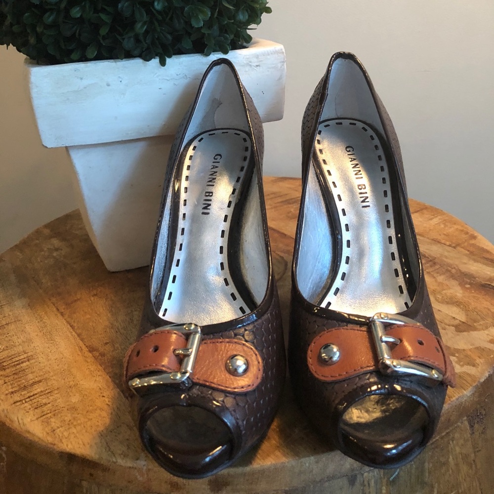 Gianni Bini heels with open toe brown size 8